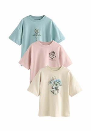 Drei übergroße T-Shirts gestapelt; die Farben umfassen Hellblau, Rosa und Beige. Jedes hat einzigartige Grafiken und kurze Ärmel.