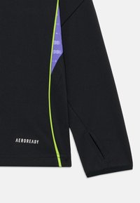 Zwarte sportieve lange mouw met paarse en groene accenten. Gekenmerkt door AEROREADY-branding en een gestructureerd, ademend stofontwerp.