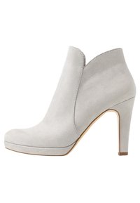 Wildleder-Ankle-Boots in Hellgrau mit spitzem Zehenbereich, erhöhtem Schaft und 10 cm hohem Stiletto-Absatz; glatte Textur und dezente Nahtdetails.