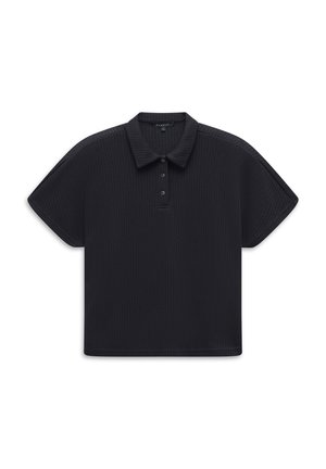 Schwarzes kurzärmeliges Poloshirt aus Strick mit drei Knöpfen, weitem Kragen und leicht strukturierter Stoffstruktur, flach auf einem weißen Hintergrund ausgelegt.