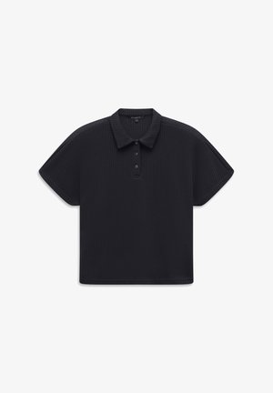 Schwarzes kurzärmeliges Poloshirt aus Strick mit drei Knöpfen, weitem Kragen und leicht strukturierter Stoffstruktur, flach auf einem weißen Hintergrund ausgelegt.