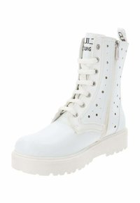 Botas altas blancas hechas de material sintético suave, con detalles perforados, cordones, un zipper lateral y una suela de goma texturizada.