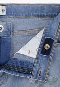 Abercrombie & Fitch HIGH RISE FLARE FLORAL - Vaqueros bootcut - mottled light blue