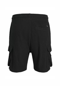 Bermudas negras de carga fabricadas con una suave mezcla de algodón, que cuentan con bolsillos laterales, una cintura elástica y un corte relajado.