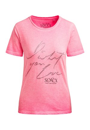 Rosa T-Shirt mit kurzen Ärmeln und Strassstein-Text "Listay your love" sowie darunter gedrucktem "SOCCX Start a new chapter"-Logo.