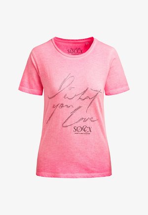 Rosa T-Shirt mit kurzen Ärmeln und Strassstein-Text "Listay your love" sowie darunter gedrucktem "SOCCX Start a new chapter"-Logo.