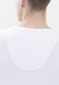 T-shirt bianco in cotone con scollatura rotonda e texture liscia, che mostra il dettaglio della schiena. Design minimalista, senza motivi o accenti.