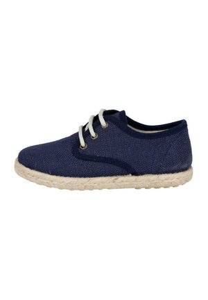 Zapato de lona azul marino con suela de cuerda beige, que presenta tres ojetes y cordones en contraste, puntera redondeada y tejido texturizado.