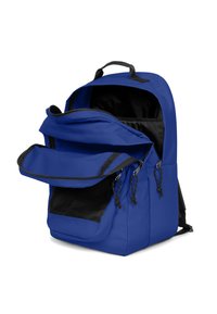 Mochila azul con múltiples compartimentos, fabricada en un material duradero, cierres de cremallera, bolsillos de malla y detalles en negro. Se abre ampliamente para un fácil acceso.