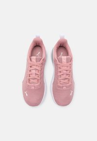 Scarpe sportive rosa con tomaia in rete, lacci piatti e suola testurizzata, dotate di un sottopiede bianco e un discreto dettaglio del logo.