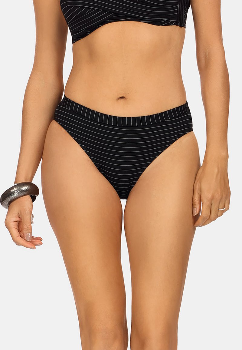 Czarny dół bikini z białymi prążkami, zaprojektowany z wysokim krojem nogawki, wykonany z miękkiego materiału, z elastycznym pasem. W komplecie z pasującym stanikiem.
