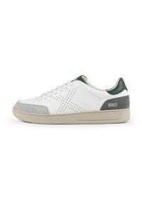 Sneakers in pelle bianca con accenti verdi e grigi, caratterizzati da un design a stella perforato e suola piatta in gomma beige. Allacciati con lacci bianchi piatti.