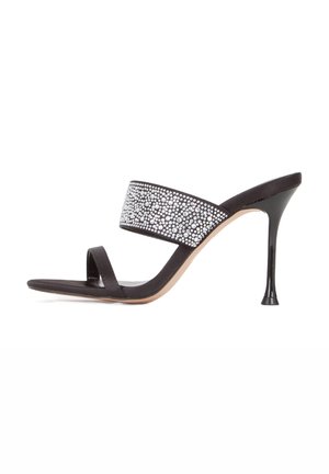 Zwarte hoge haksandalen met een elegante uitstraling, voorzien van een brede glinsterende band versierd met kleine zilveren rhinestones en een smalle teband.