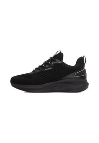 Zapatilla deportiva negra hecha con una parte superior de malla transpirable, con suela acolchada, patrón texturizado en los laterales y una pestaña en el talón.