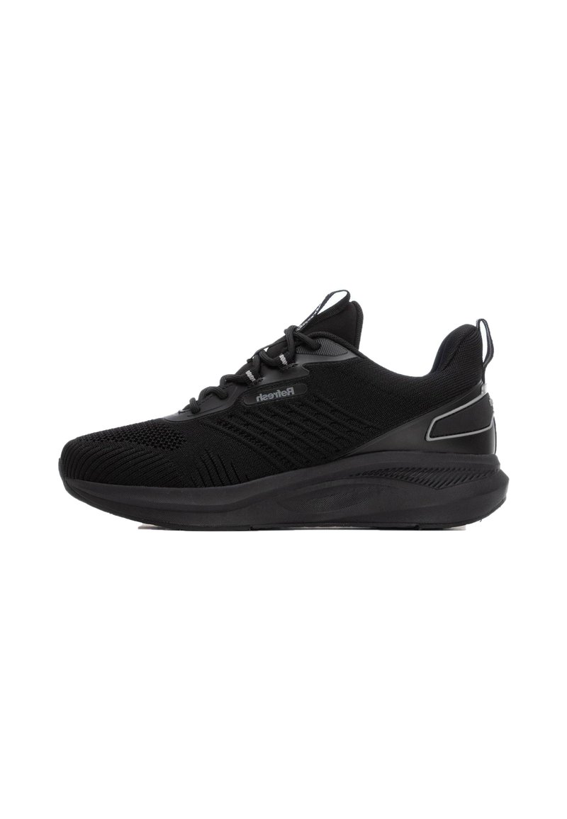 Zapatilla deportiva negra hecha con una parte superior de malla transpirable, con suela acolchada, patrón texturizado en los laterales y una pestaña en el talón.