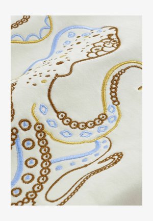 Kirjailtu mustekalakuosi, jossa ruskeita, sinisiä ja keltaisia lankoja vaalealla kermaisella kankaalla, yksityiskohtaisilla kiepireillä ja pyöreillä kuvioilla.