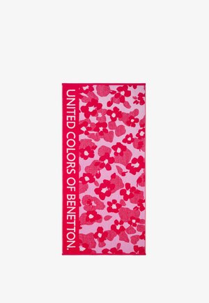 Roze en rood bloemmotief handdoek met de tekst "UNITED COLORS OF BENETTON" verticaal gedrukt langs de linkerkant.