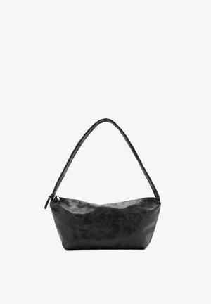 Črna usnjena torbica z gladko teksturo, ukrivljene oblike in eno pleteno naramnico. Ima vrhunski zadrgo za zapiranje.