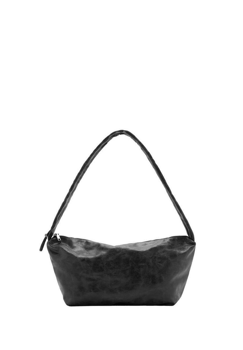 Čierna kožená kabelka s hladkou textúrou, zakriveným tvarom a jedným pleteným ramenným popruhom. Má vrchné zapínanie na zips.