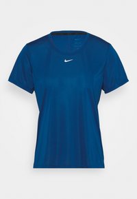Sininen Nike Dri-FIT lyhythihainen urheilupaita, jossa on valkoinen Nike-swoosh-logo rinnassa ja pyöreä pääntie.
