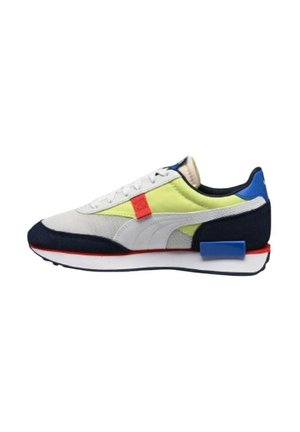 Sneakers con tomaia in mesh e camoscio, caratterizzati da accenti di colore bianco, giallo, rosso, blu e navy, un collare imbottito e una suola a contrasto.