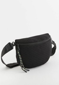 Schwarze Gürteltasche mit hexagonalem Muster, Reißverschluss, verstellbarem Riemen und farbenfrohen Akzenten, mit einer glatten Textur.