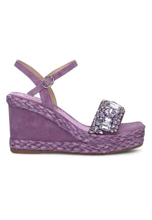 Sandalias de cuña de ante morado con suela de yute trenzado, tira ancha adornada con cristales transparentes y correa al tobillo con hebilla de metal.