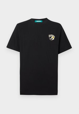 Tricou din bumbac negru, cu guler rotund, mâneci scurte și un mic logo grafic pe partea stângă a pieptului. Textură netedă, croială lejeră.