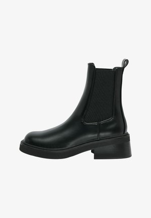 Stivaletto Chelsea nero in pelle con pannelli laterali elastici, linguetta sul tallone e tacco basso impilato.