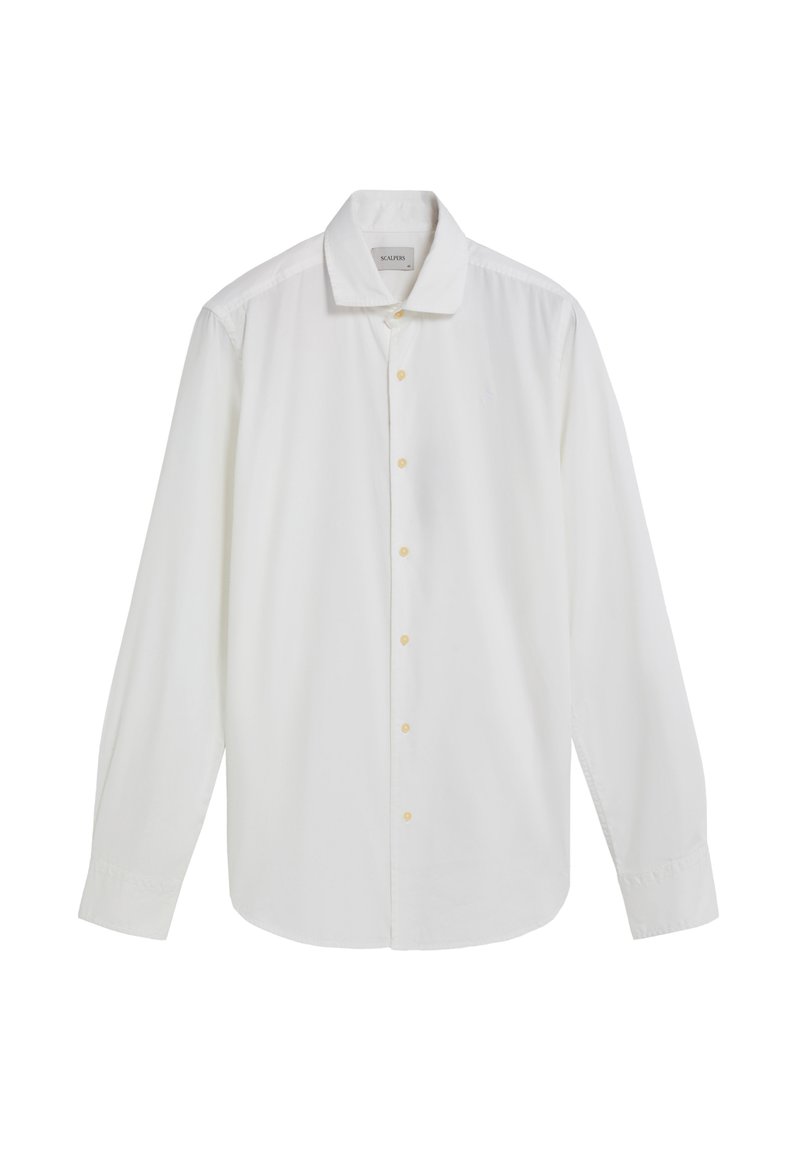 Camisa blanca abotonada hecha de tela suave, con un cuello clásico, mangas largas, botones amarillos y un logo sutil en el pecho.