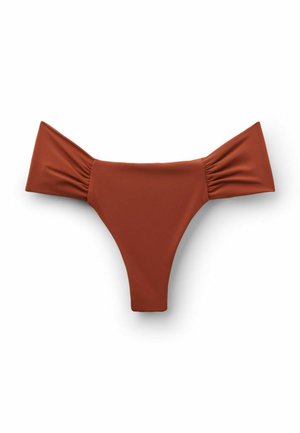 Brązowe dno bikini z marszczonymi bokami w stylu odkrywającym ramiona, o wysokim wycięciu nogawek, ułożone płasko na białym tle.