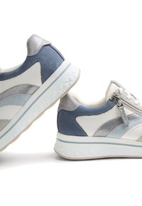 Sneakers con una base in pelle bianca, accenti in suede blu testurizzato e dettagli in argento. Presentano una suola in gomma testurizzata e una cerniera laterale.