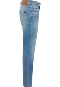 Jasnoniebieskie dżinsy z denimu o dopasowanym kroju, z talią o średnim podwyższeniu, przeszyciami na tylnej kieszeni oraz skórzaną naszywką z logo marki na talii.