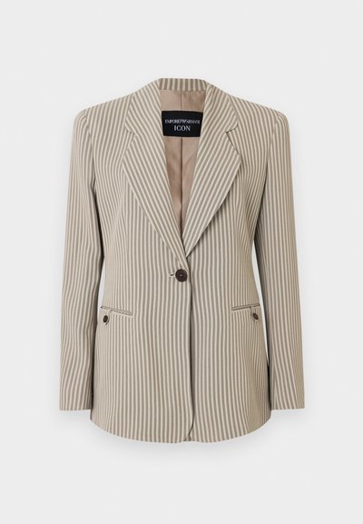 Μπεζ και λευκό σακάκι με κάθετες ρίγες, ένα κουμπί, με γιακά με εγκοπές και δύο μπροστινές τσέπες με καπάκι, με ετικέτα Emporio Armani ICON.