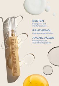 Tube des Essential Lash Serums mit flüssigen Tropfen; enthält Biotin, Panthenol und Aminosäuren zur Stärkung, Reparatur und Proteinsupport der Wimpern.