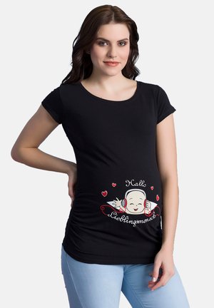 Schwarzes Schwangerschafts-T-Shirt mit kurzen Ärmeln, das ein Cartoon-Design eines lächelnden Babys mit Kopfhörern und roten Herzakzenten auf der Vorderseite zeigt.