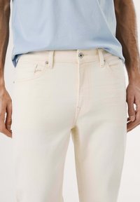 Pepe Jeans Traperice suženog kroja - ivory white