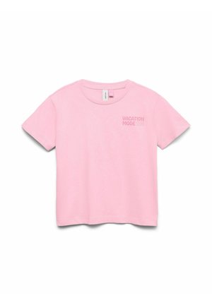 Lichtroze T-shirt met korte mouwen, ronde hals en kleine "VACATION MODE ON" tekst op de bovenste linker borst.