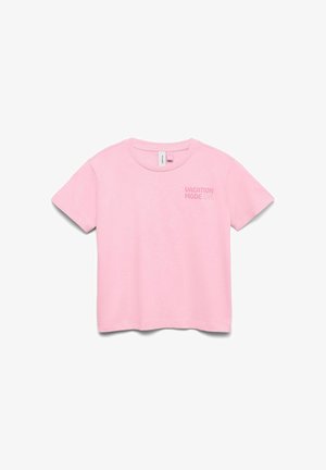 Lichtroze T-shirt met korte mouwen, ronde hals en kleine "VACATION MODE ON" tekst op de bovenste linker borst.