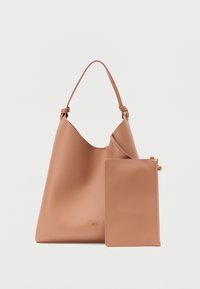 Καφέ τσάντα tote από συνθετικό δέρμα με καμπύλο σχήμα, έναν ιμάντα ώμου και αποσπώμενο φερμουάρ θήκη. Χρυσή στάμπα με το λογότυπο στην πρόσοψη.