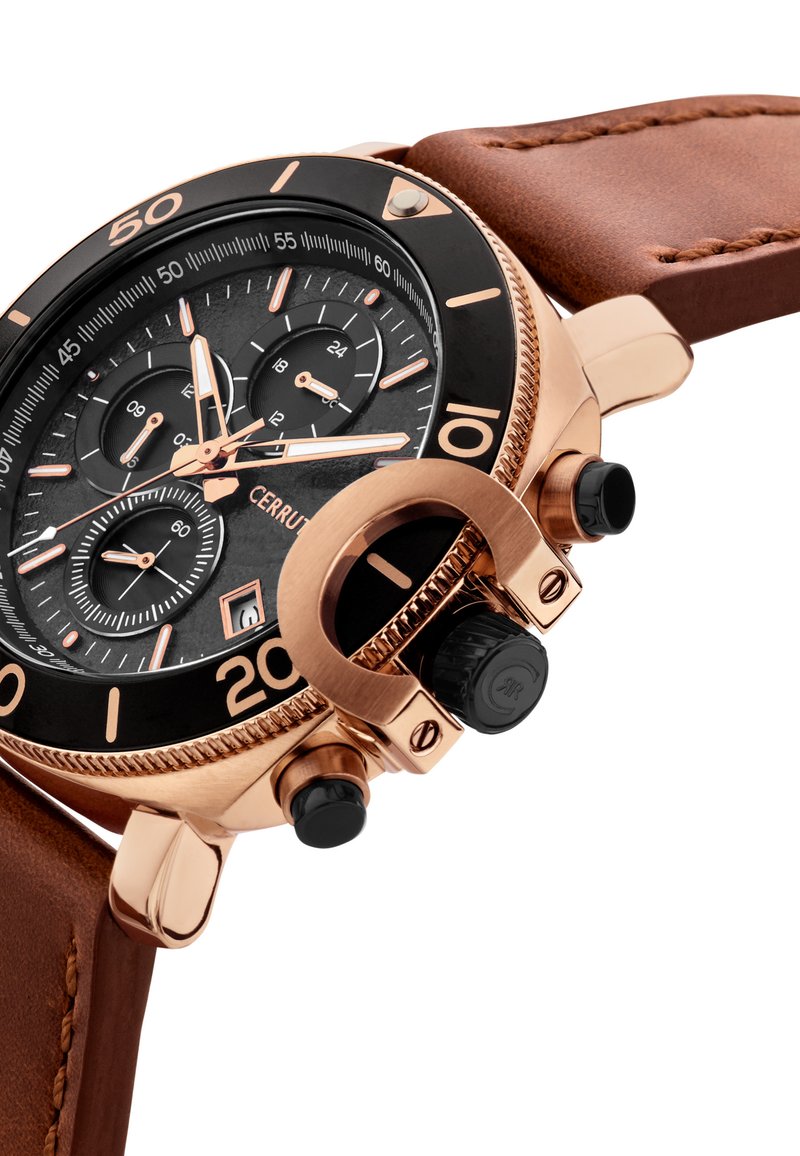 Montre chronographe avec un cadran noir, boîtier en or rose et bracelet en cuir marron. Comprend trois sous-cadrans et des poussoirs contrastants.