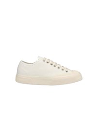 Sneaker bianche in tela con design a basso profilo, punta rotonda, sei occhielli metallici e suola in gomma testurizzata. Stile classico e minimalista.