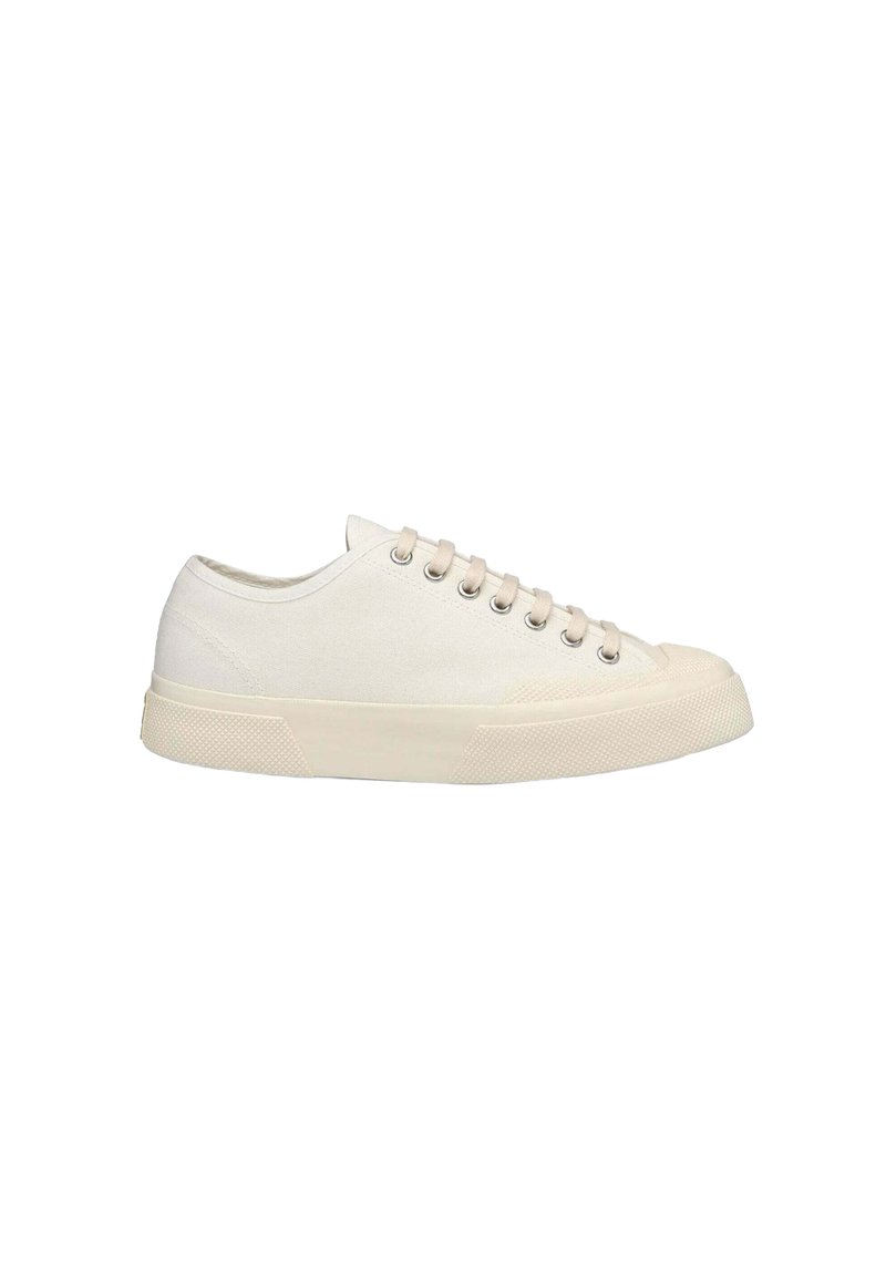 Sneaker bianche in tela con design a basso profilo, punta rotonda, sei occhielli metallici e suola in gomma testurizzata. Stile classico e minimalista.
