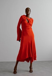 Victoria Beckham ASYMMETRIC SLASH DRESS - Φόρεμα από ζέρσεϊ - crimson