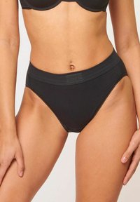 Schwarze Baumwoll-Hipsterunterwäsche mit glatter Textur, breitem elastischem Bund und minimalen Nähdetails. Entwickelt für Komfort und Passform.