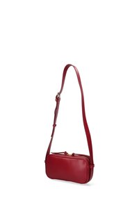 Borsa a tracolla rossa in pelle con forma rettangolare, texture liscia e tracolla regolabile. Dotata di accessori in oro e chiusura a zip.