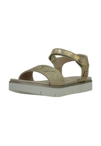 Gouden sandalen met een glanzende band, textuur met glitters aan de bovenkant, verstelbare enkelband en een dikke witte zool met een profielontwerp.