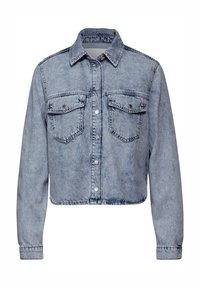 Giacca cropped in denim blu con chiusura a bottoni, due tasche sul petto e colletto classico con una texture sbiadita.