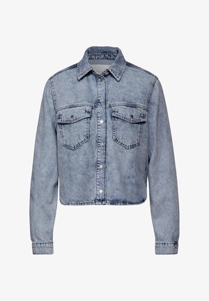 Veste cropped en denim bleu avec un devant à boutons, deux poches poitrine et un col classique avec une texture délavée.