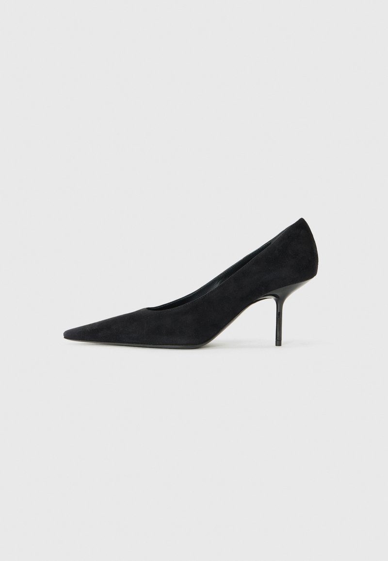 Črne semiš visoke petke z pointed toe, eleganten dizajn in vitko črno stiletto peto. Gladka tekstura z minimalistično silhueto.
